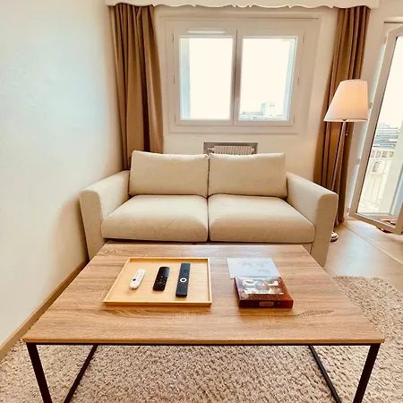 Des Pins アパート *